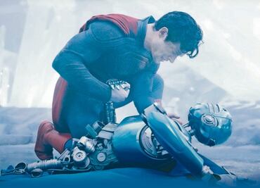 Superman vuelve herido y más humano