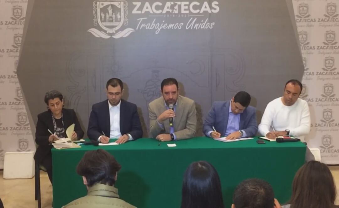 Alejandro Tello Cristerna y su equipo en conferencia de prensa (Foto tomada de video de Facebook del Gobierno de Zacatecas)
