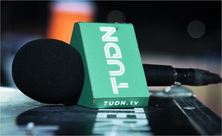 Comentaristas de Televisa cumplen sueño a niño; le regalan camiseta de su ídolo