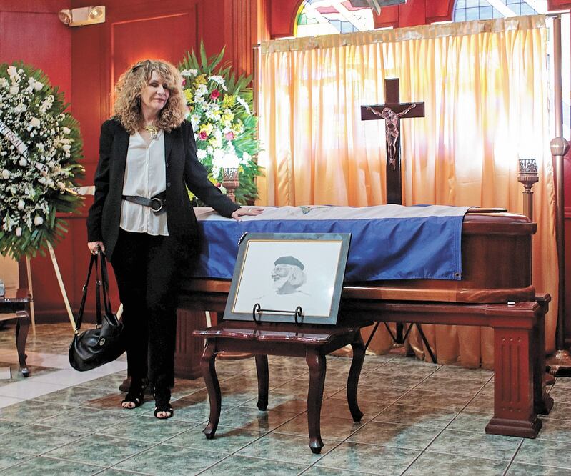 La escritora Gioconda Belli, junto al ataúd de Ernesto Cardenal, ayer en Managua. Foto: OSWALDO RIVAS. REUTERS