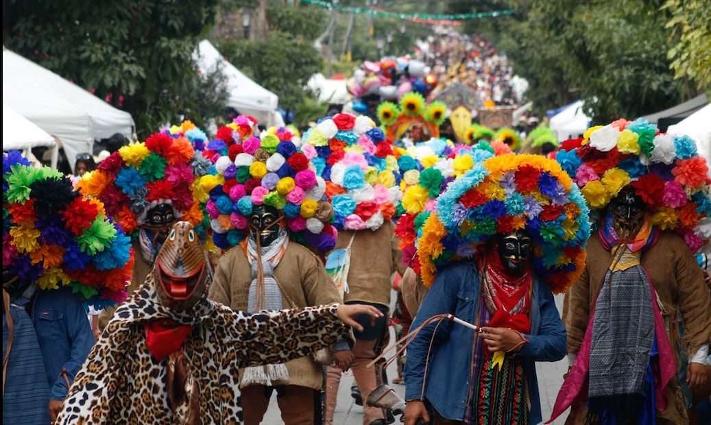 La Feria de San Mateo Navidad y Año Nuevo de Chilpancingo da inicio y apertura a las festividades con el tradicional Paseo del Pendón por las calles de la capital del estado. Foto: Cuartoscuro.com  archivo/EL UNIVERSAL