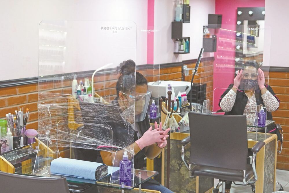 Las trabajadoras deben portar caretas, cubrebocas y guantes de látex, además de que en cada uno de los espacios se cuenta con protectores para evitar el contacto, de acuerdo con Hortensia Solórzano, gerente de Nails and Lashes Salon. Foto: CARLOS MEJÍA
