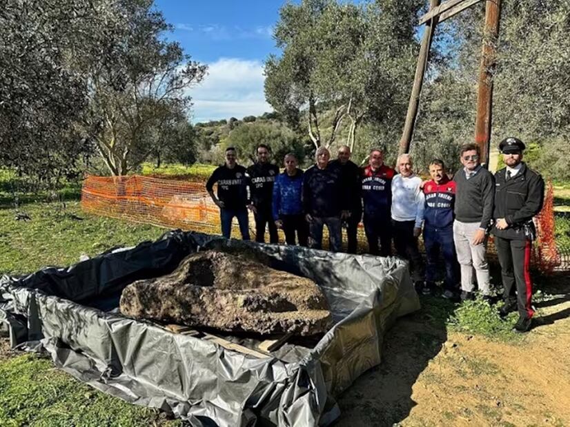 El grupo de trabajo que descubrió el fragmento de mármol en la costa siciliana. Foto: BCSicilia