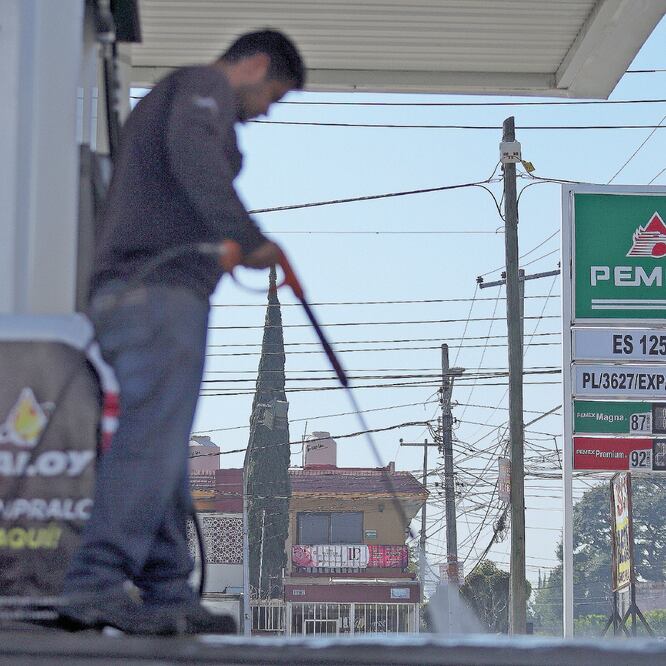 Fitch degradó la nota crediticia de Pemex a BBB-, a un escalón del bono basura, con perspectiva negativa, mientras que Moody ’s no cambió su calificación y da el beneficio de la duda al gobierno sobre las acciones que implementará. CARLOS ZEPEDA