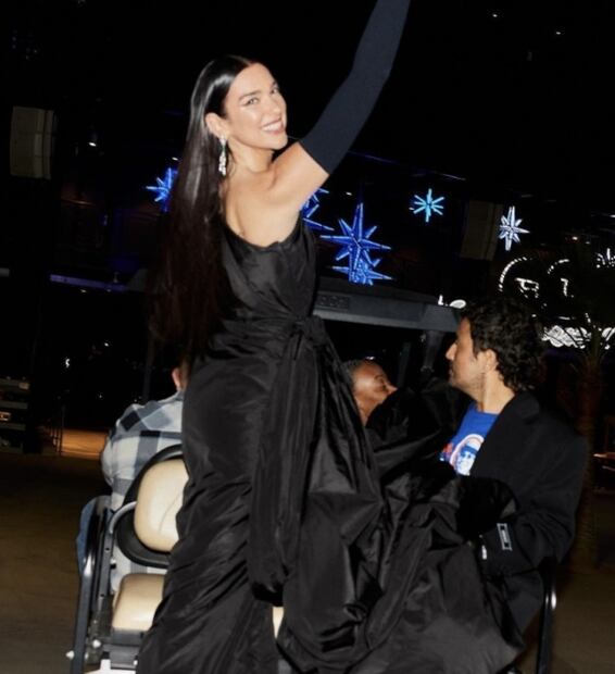 Dua Lipa cantó con Elton John y lució vestido con cola extra larga