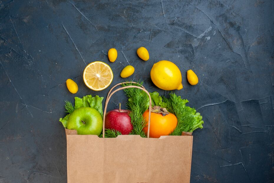 La bolsa de papel ayuda a atrapar el etileno que liberan las frutas, acelerando su maduración. Foto: Freepik