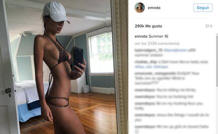 Emily Ratajkowski usa diminuto bikini de leopardo