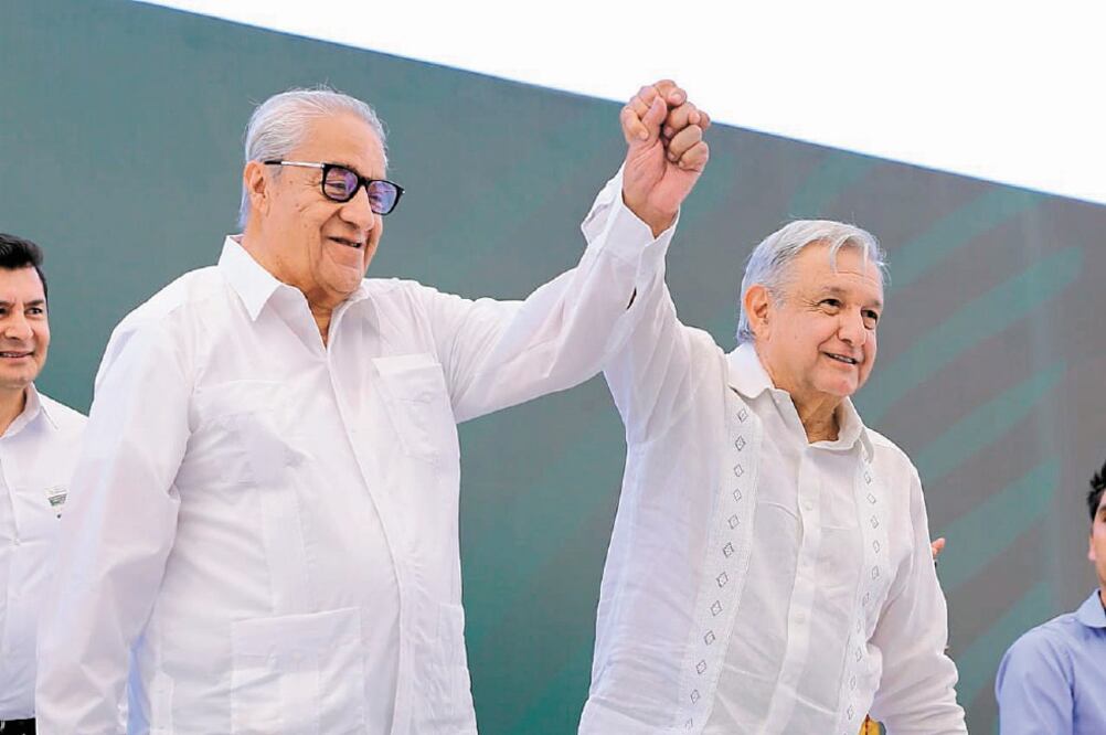 El presidente Andrés Manuel López Obrador reconoció la labor de Guillermo Pacheco (izq.) como gobernador interino de Puebla, quien, dijo el Ejecutivo, “supo mantener la estabilidad y la paz social” en el estado. Foto/ ESPECIAL