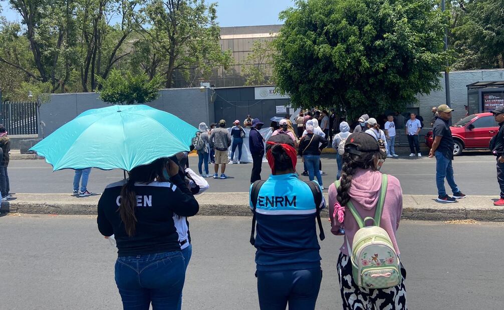 Normalistas del estado de Guerrero, bloquearon avenida Universidad en la alcaldía Benito Juárez por más de tres horas. Foto: Juan Carlos Williams / EL UNIVERSAL