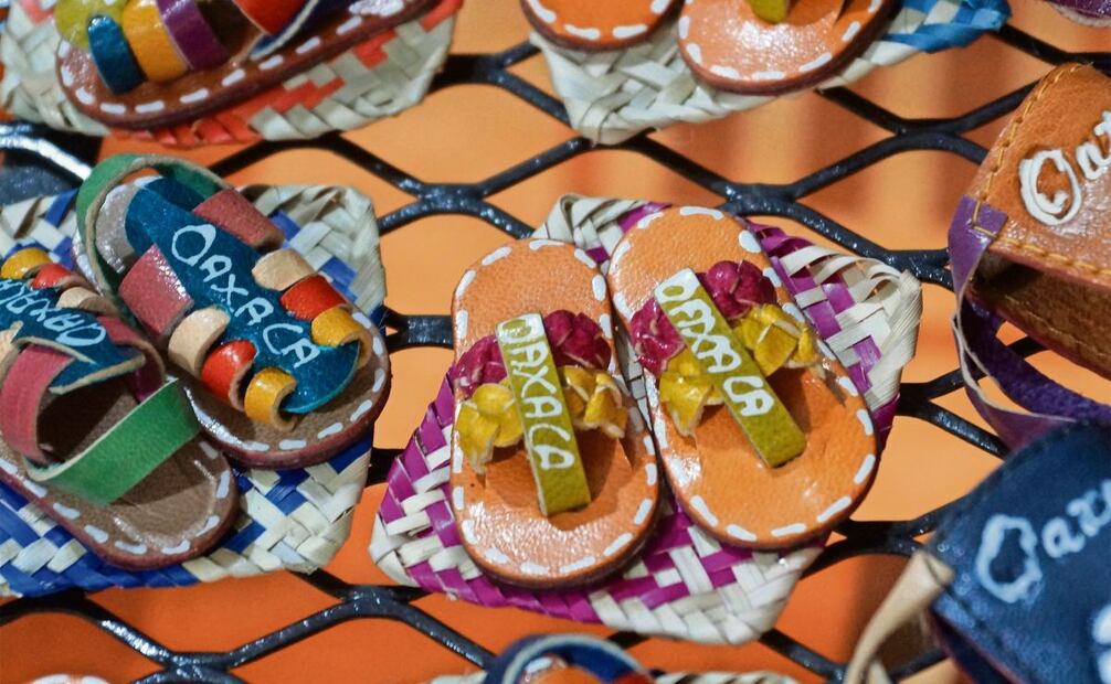 En su taller, además de carteras, diseñan bolsitas que también son llaveros, sombreros y huaraches. (Foto: Edwin Hernández/EL UNIVERSAL)