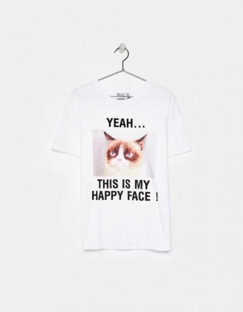 Si eres amante de la moda y los gatos, esta playera no puede faltar en tu armario