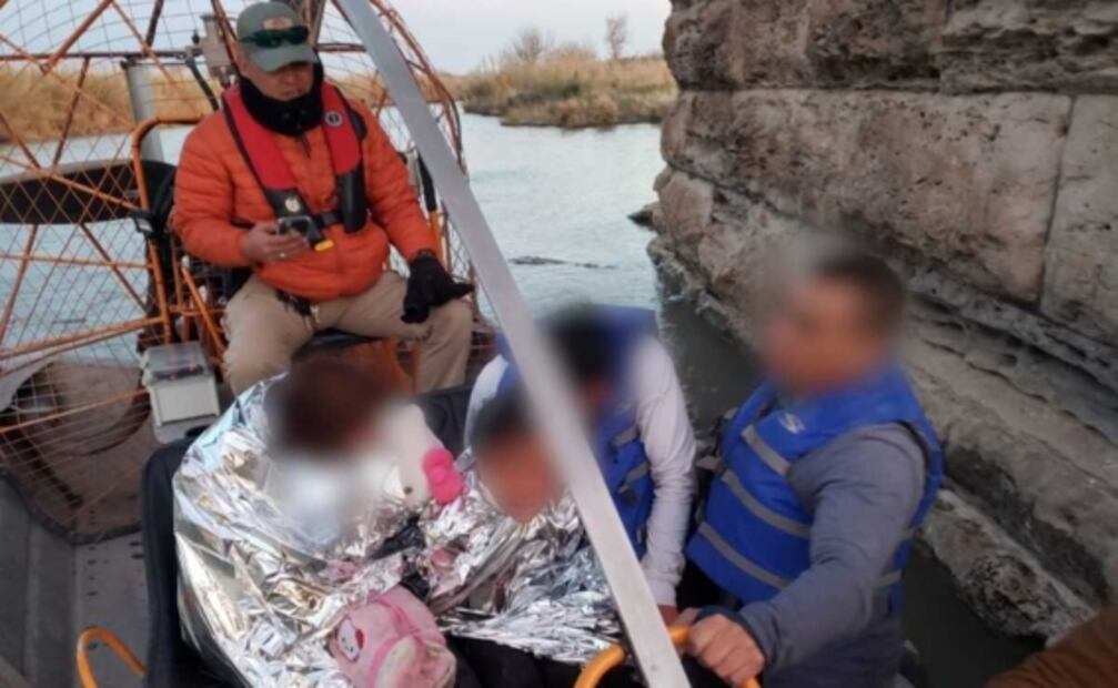 Rescatan a familia con síntomas de hipotermia sobre rocas en medio del Río Bravo 