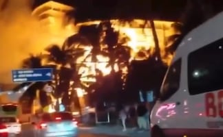 Incendio consume palapa en Cancún; investigan causas en zona turística de Kukulkán