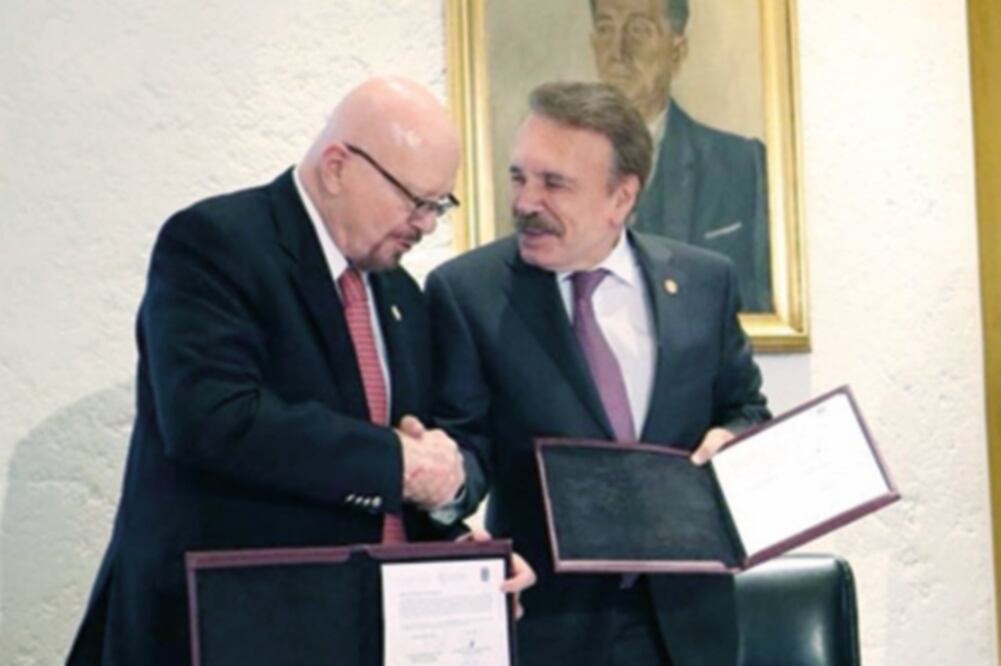 El director del IPN, Mario Alberto Rodríguez, y el titular de Conadic, Manuel Mondragón, firmaron ayer un acuerdo. (CORTESÍA)