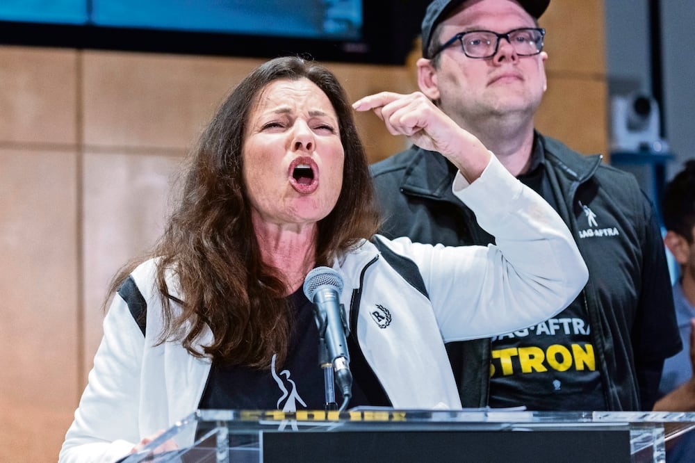 Con un sentido discurso, la presidenta del sindicato, Fran Drescher (La niñera), anunció el inicio de la huelga que detendrá la industria del entretenimiento. Etienne Laurent / EFE