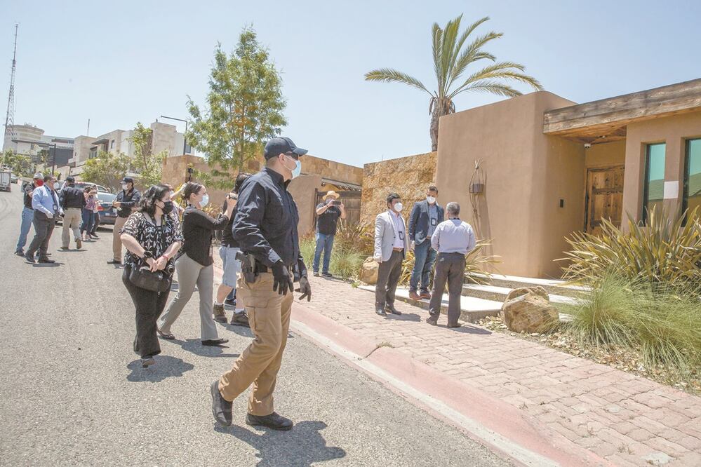 Personal de la Agencia Estatal de Investigación de la fiscalía y agentes del Ministerio Público ingresaron a la propiedad ubicada en la calle Cumbres de Maltrata, en la colonia Cumbres de Juárez. Foto: OMAR MARTÍNEZ. CUARTOSCURO