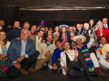 Xóchitl Gálvez festeja junto a estrellas del espectáculo el 80 aniversario de la Casa del Actor