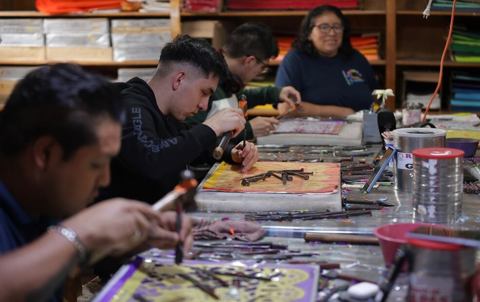 En lo que inicio como un negocio familiar y que ahora alberga a más de 15 trabajadores en un predio de tres pisos se fabrican cerca de 3200 piezas al día de este papel. Foto: Fernanda Rojas/EL UNIVERSAL