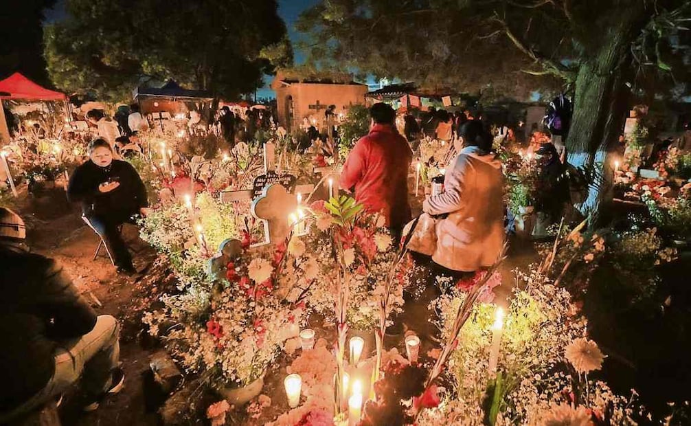 Cientos de personas acudieron a velar en cementerios mexiquenses. Foto: Alejandro Vargas / EL UNIVERSAL