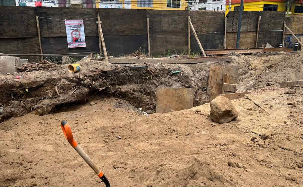 El pasado 23 de agosto un socavón de seis metros de profundidad se formó en la Avenida Talismán
Foto: Rafael García.