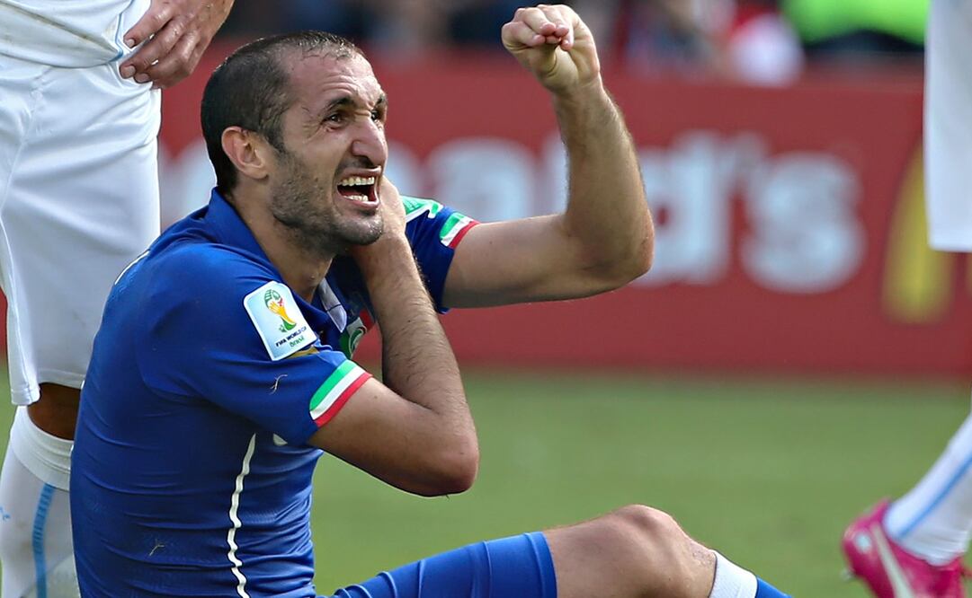 Giorgio Chiellini sufriendo la polémica mordida de Luis Suárez - FOTO: Imago7