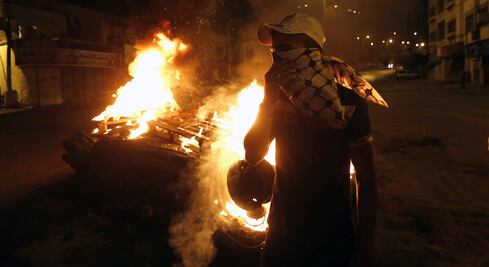 Palestinos atacan a 30 israelíes en Cisjordania