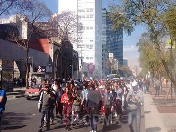 Marchan padres de familia de Hemiciclo a Juárez a sede de la SEP