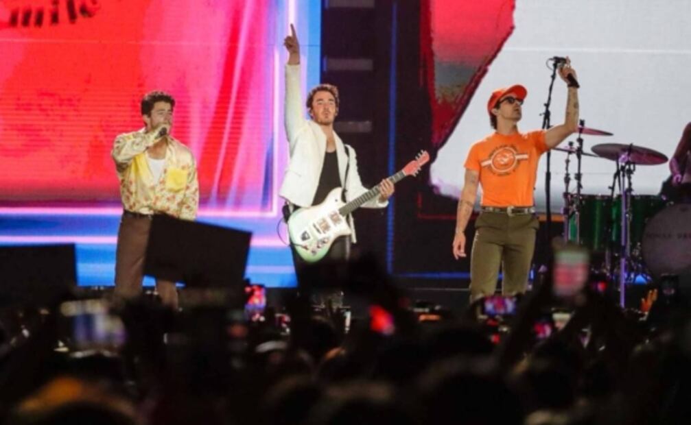 Jonas Brothers enamoran a fans en su regreso a la CDMX