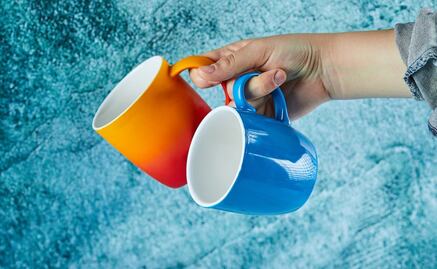 La razón por la que debes lavar las tazas de café con limón y sal