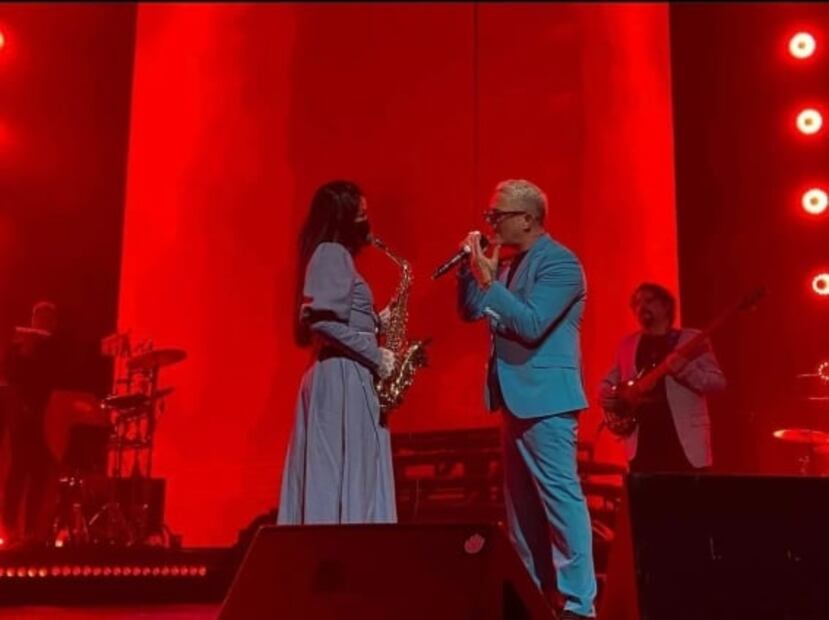 “Cuando nadie me ve”: De qué trata la canción que interpretó la saxofonista María Elena Ríos junto con Alejandro Sanz
