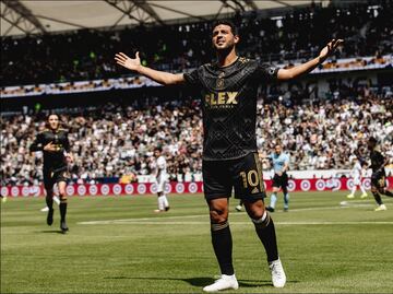 Carlos Vela consigue doblete y derrota a Chicharito Hernández en el Clásico del Tráfico
