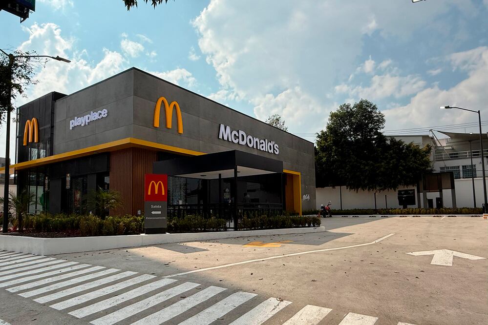 La sucursal incorpora kioscos digitales y menús interactivos, permitiendo pedidos ágiles y sin contacto.