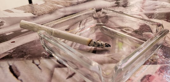 Prohíben en Francia el cigarro en playas, parques y cerca de escuelas; medida entra en vigor el 1 de julio