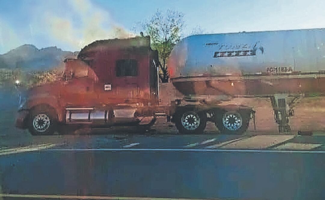 El 13 de septiembre pasado, en la carretera Caborca–Sonoyta, en Sonora, se incendió la cabina de un tractocamión que transportaba un tanque de gas. El accidente puso en alerta a los conductores que pasaban por esa zona.  Foto Especial