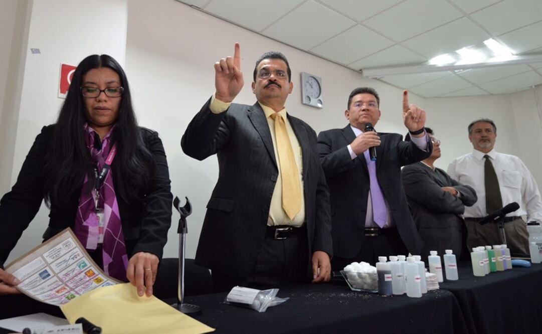 Los presidentes de la Junta local del Instituto Nacional Electoral (INE) y del Instituto Electoral del Estado de México (IEEM) Joaquín Rubio (amarillo) y Pedro Zamudio Godinez(morado). Fotografía: Especiales
