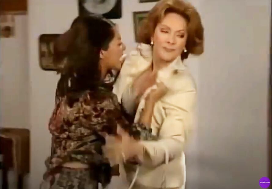 Yadhira Carillo y Jaqueline Andere en una de las escenas de la telenovela "La otra".
Foto: YouTube