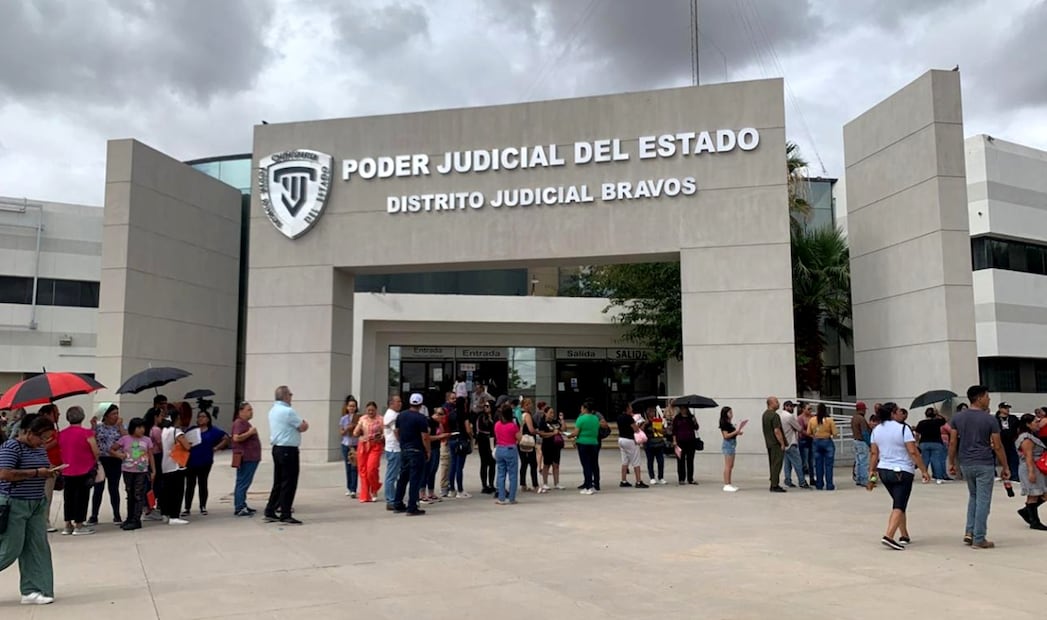 Decenas de familias acudieron a la FGE en Ciudad Juárez, Chihuahua, para saber si entre los 383 cuerpos encontrados en el crematorio Plenitud está su familiar fallecido, el 2 de julio de 2025 . Foto Especial