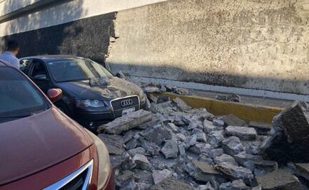 Colapsa recubrimiento de puente en Circuito Interior y daña vehículos 