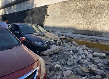 Colapsa recubrimiento de puente en Circuito Interior y daña vehículos