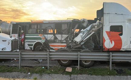 Autobús choca contra tráiler en el Circuito Exterior Mexiquense; reportan al menos 10 personas lesionadas