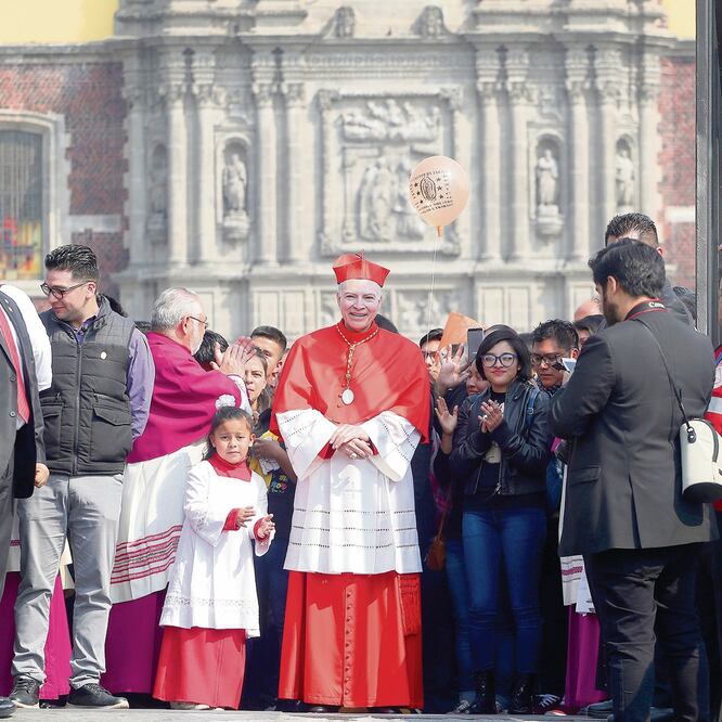 El cardenal Carlos Aguiar esperó ayer en la entrada de la Basílica de Guadalupe a la 24 Peregrinación Anual de la Arquidiócesis. BERENICE FREGOSO. EL UNIVERSAL