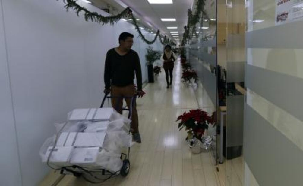 Reciben diputados regalos por fiestas decembrinas