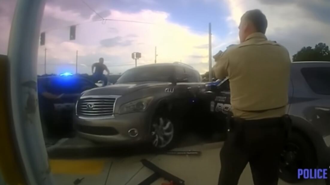 Video: Mujer, con niño a bordo, atropella a policía para evitar ser arrestada