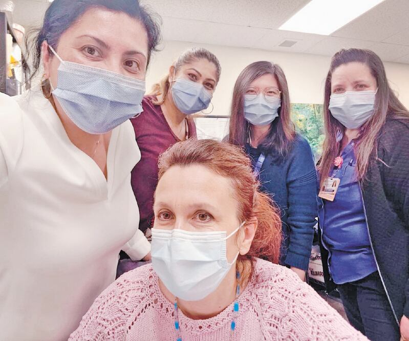 Liliana Santillán (de blanco), con sus compañeras del hospital; a la derecha, la familia de la mexicana, que lleva semanas confinada en un departamento mientras ella sigue trabajando de lunes a viernes. FOTOS: CORTESÍA
