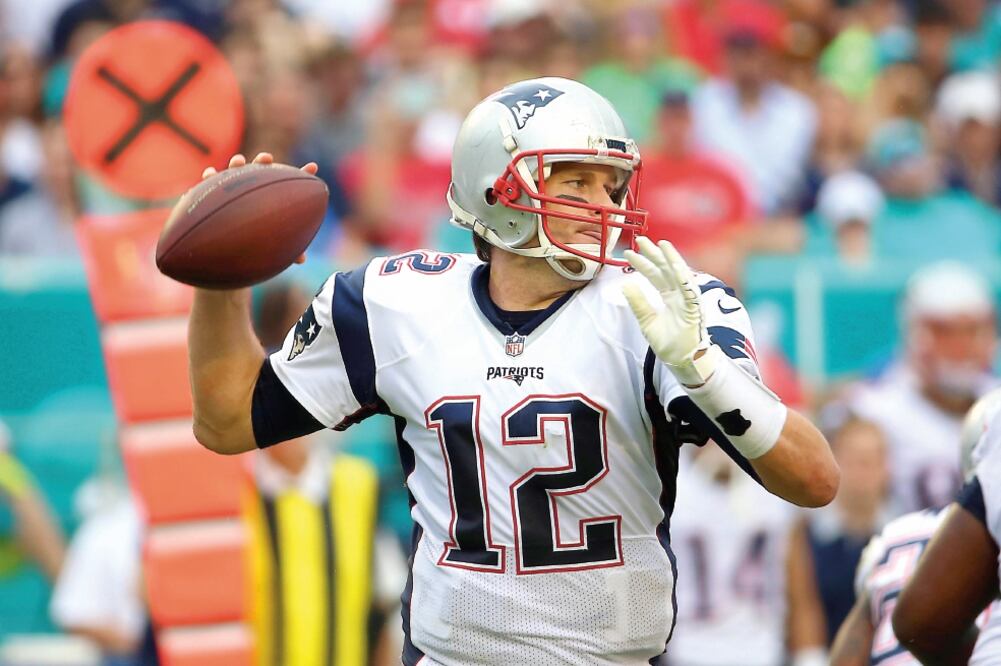 Nueva Inglaterra espera contar con Tom Brady, quien salió golpeado ante Miami en su último partido (STEVE MITCHELL. USA TODAY SPORTS)