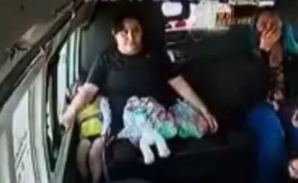 "Traigo mi tarea", mujer suplica que no le roben su mochila en asalto a combi en Ecatepec