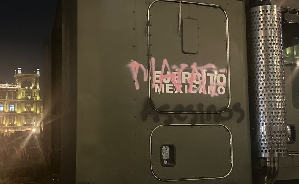 Manifestantes pintaron un camión del ejército mexicano, los mensajes decían “asesinos y muerte a la milicia”. Foto: Yalina Ruiz / EL UNIVERSAL