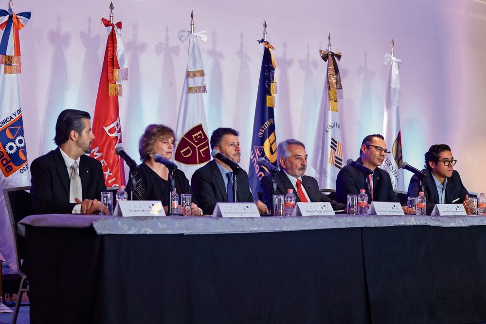 Los legistas manifestaron sus inquietudes durante la inauguración del Seminario Seguridad y Justicia, Estado de Derecho y Política Fiscal en México. Foto: de Fernanda Rojas. El Universal