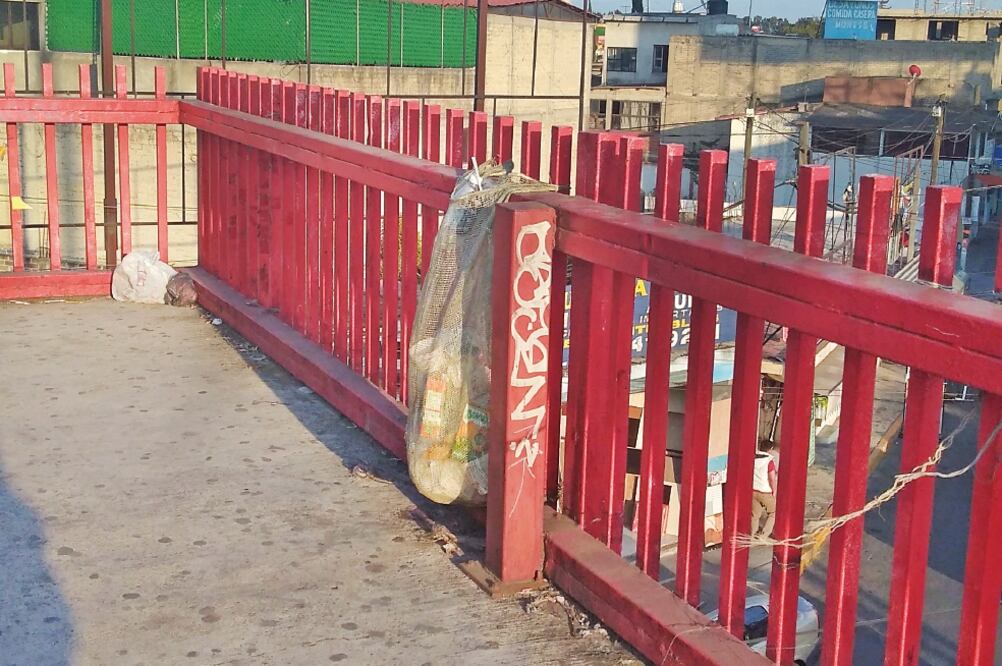 Además de desperdicios caseros, las personas suelen amarrar costales con cascajo en los puentes. (FANNY RUIZ. EL UNIVERSAL)