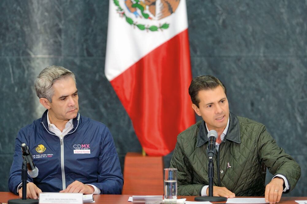 El jefe de Gobierno capitalino, Miguel Ángel Mancera, y el presidente Enrique Peña Nieto, ayer al anunciar las medidas para la reconstrucción de la capital (PRESIDENCI)